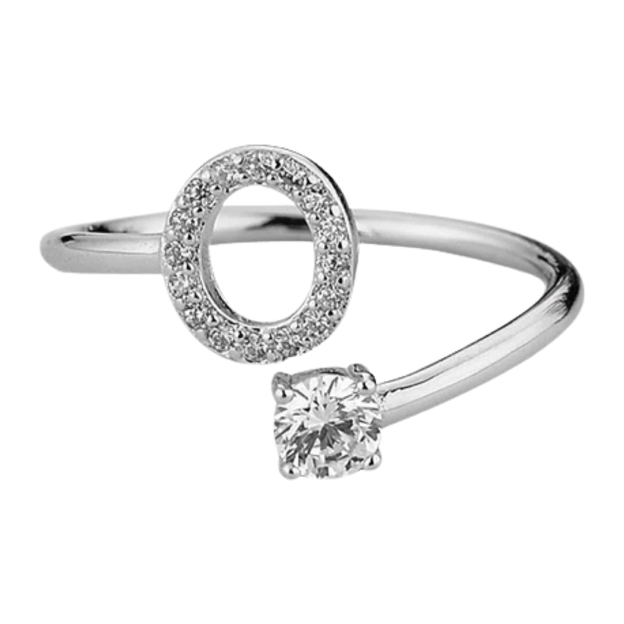 Product Afbeelding Vooraanzicht van onze letter ringen O. Deze prachtige ring met de letter O is gemaakt van 925 sterling zilver en is verstelbaar. De letter O is ingelegd met zirkonia. Aan het uiteinde van de ring O zit een grote zirkonia steen.