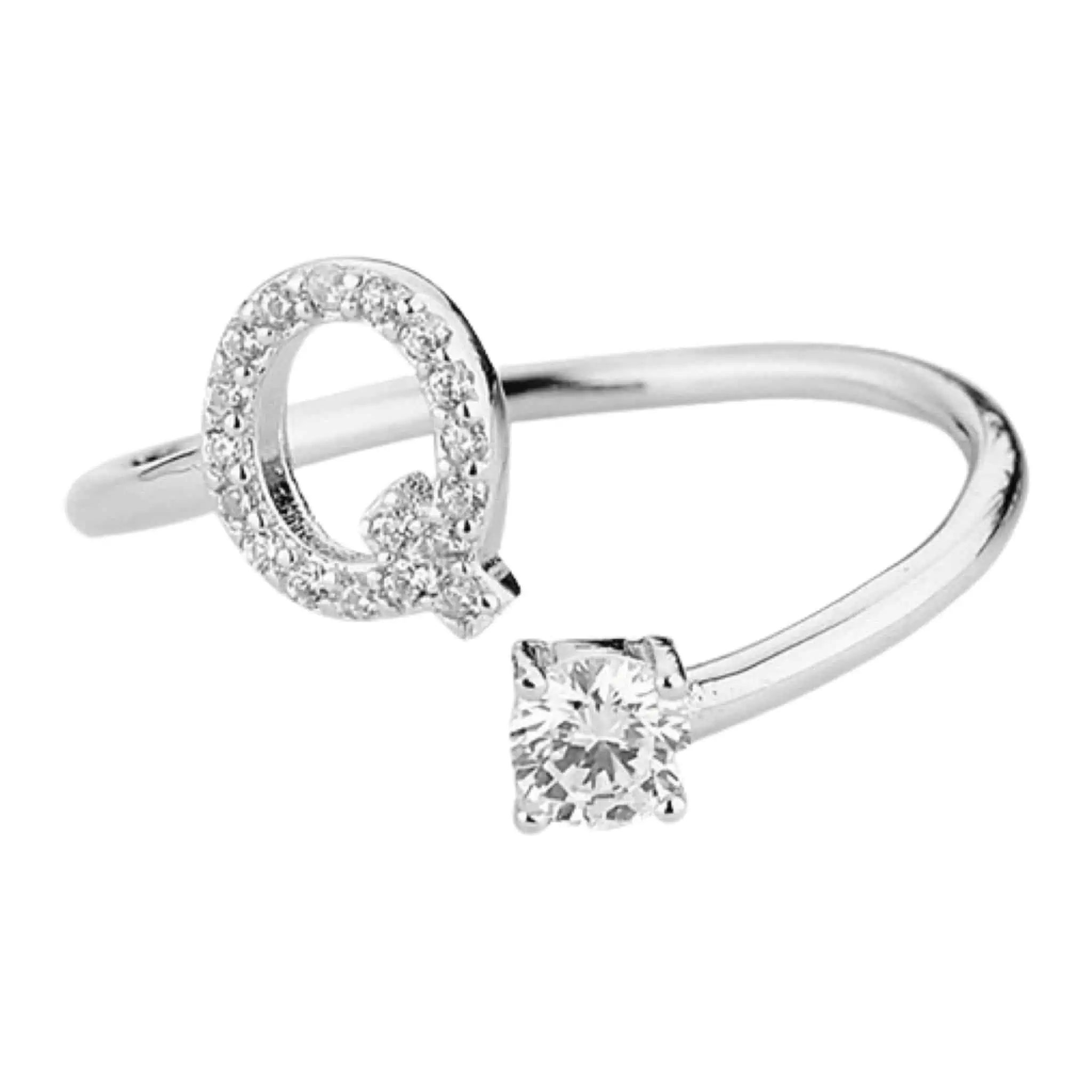 Product Afbeelding Vooraanzicht van onze letter ringen Q. Deze prachtige ring met de letter Q is gemaakt van 925 sterling zilver en is verstelbaar. De letter Q is ingelegd met zirkonia. Aan het uiteinde van de ring Q zit een grote zirkonia steen.