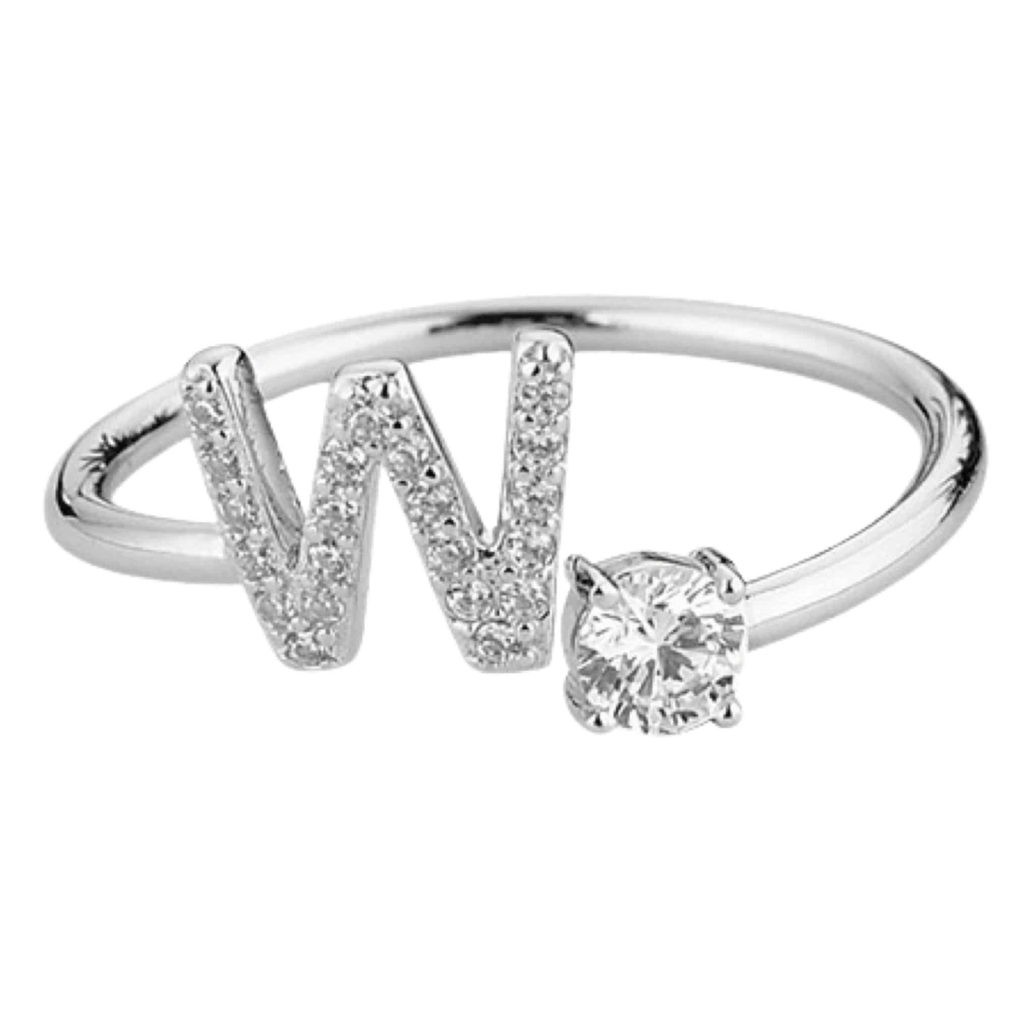 Product Afbeelding Vooraanzicht van onze letter ringen W. Deze prachtige ring met de letter W is gemaakt van 925 sterling zilver en is verstelbaar. De letter W is ingelegd met zirkonia. Aan het uiteinde van de ring W zit een grote zirkonia steen.
