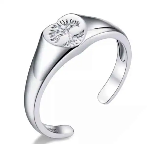 Product Afbeelding Vooraanzicht van onze prachtige levensboom ring. Deze ring is verstelbaar en gemaakt van 925 sterling zilver. De levensboom is gegraveerd aan de bovenkant van deze zegelring.