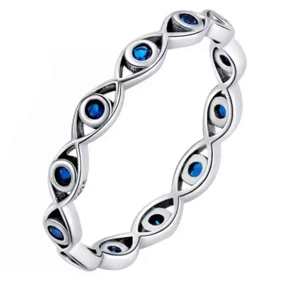 Product Afbeelding Vooraanzicht van onze prachtige ring uit de ringen collectie. Deze boze oog ring is ingelegd met blauwe zirkonia steentjes voor het boze oog effect. De ring is in zijn geheel gemaakt van 925 sterling zilver. Met keurmerk. Verkrijgbaar in verschillende maten.