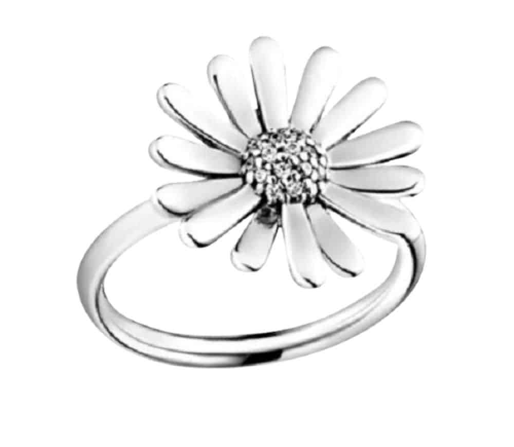 Product Afbeelding Vooraanzicht van onze prachtige mooie grote madelief ring. Deze ring heeft in het midden een grote madelief bloem. De knop is bezet met zirkonia en gemaakt van 925 sterling zilver. Verkrijgbaar in verschillende maten.
