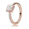 Product Afbeelding Vooraanzicht van onze prachtige mooi ring. Deze ring heeft een grote vierkante zirkonia steen met kleine zirkonia steentjes ernaast. Gemaakt van 925 sterling zilver met een laagje rose goud.