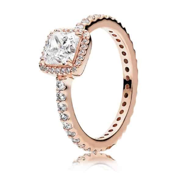 Product Afbeelding Vooraanzicht van onze prachtige mooi ring. Deze ring heeft een grote vierkante zirkonia steen met kleine zirkonia steentjes ernaast. Gemaakt van 925 sterling zilver met een laagje rose goud.