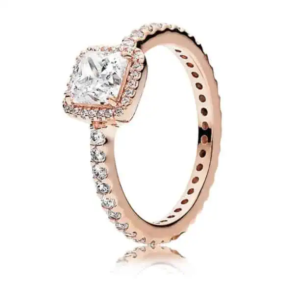 Product Afbeelding Vooraanzicht van onze prachtige mooi ring. Deze ring heeft een grote vierkante zirkonia steen met kleine zirkonia steentjes ernaast. Gemaakt van 925 sterling zilver met een laagje rose goud.