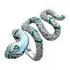 Product Afbeelding Bovenaanzicht van onze prachtige verstelbare ring uit de ringen collectie. Deze prachtige Slangenring XL is gemaakt van 925 sterling zilver en is verstelbaar. Ingelegd met groene en blauwe emaille en zirkonia. Deze slang ring XL is groot mooi en een statement.