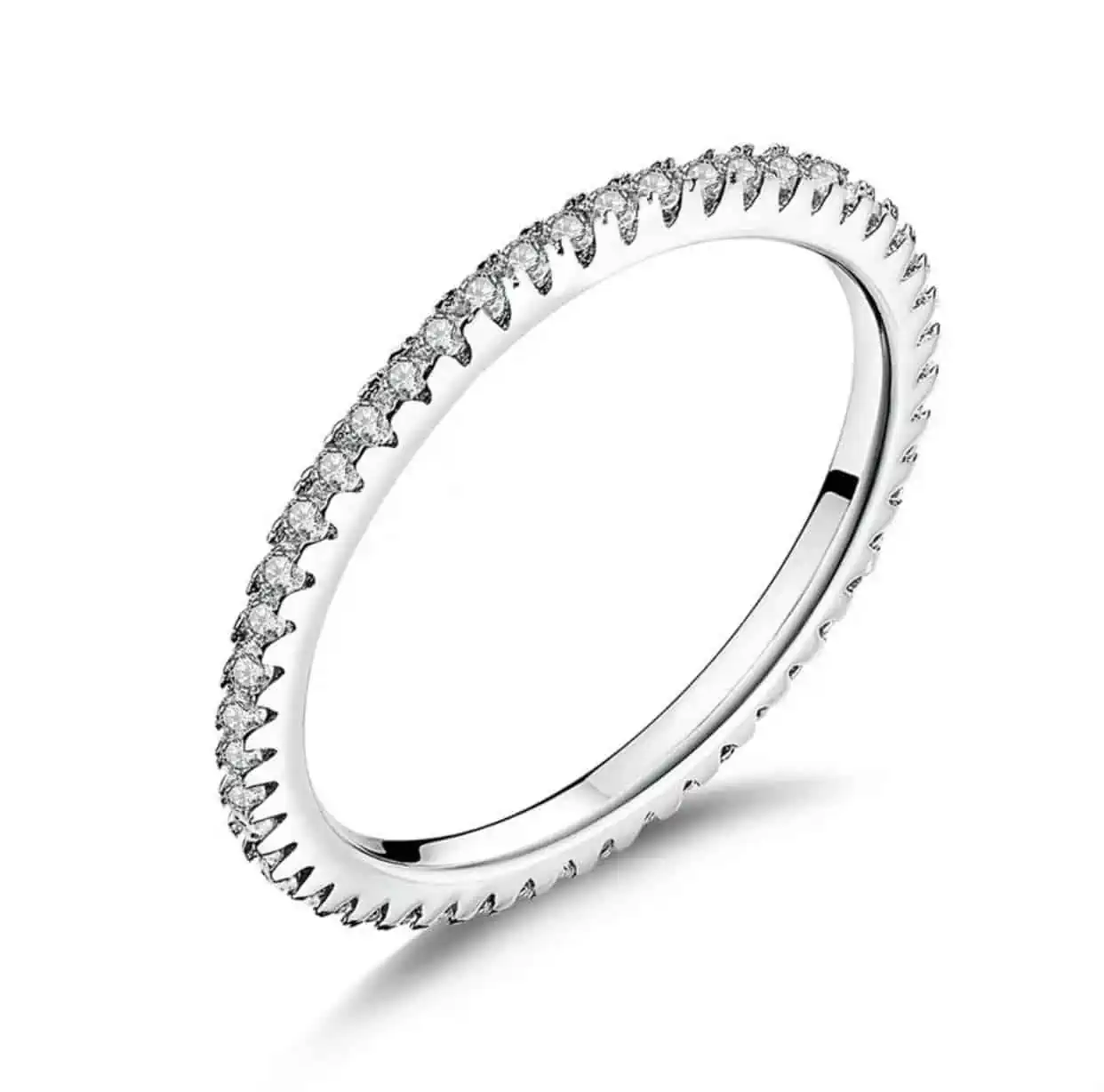 Product Afbeelding vooraanzicht van onze prachtige lieve ring. Dit smalle model gemaakt van 925 sterling zilver. Rondom bezet met zirkonia en in meerdere maten beschikbaar.