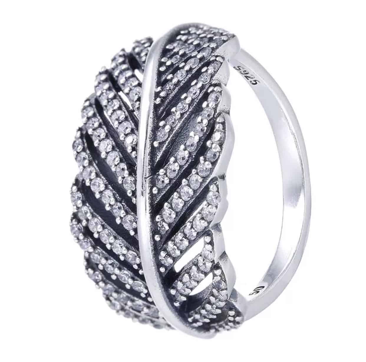 Product Afbeelding Vooraanzicht van onze prachtige ring uit de ringen collectie. Deze veer compleet ingelegd met zirkonia is gemaakt van 925 sterling zilver en verkrijgbaar in verschillende maten.