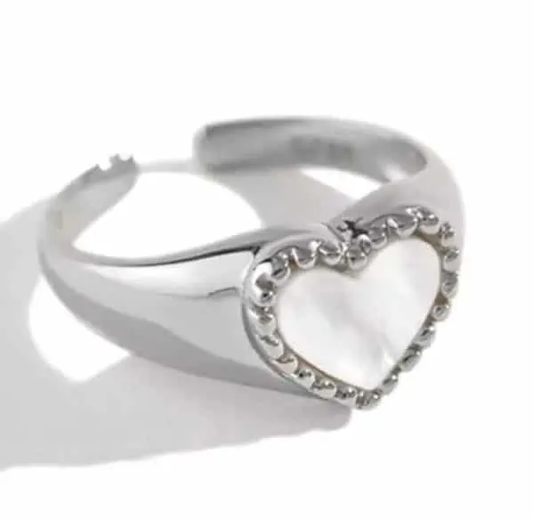 Product Afbeelding Vooraanzicht van onze prachtige nieuwe ring uit de verstelbare ringen collectie. Deze ring is verstelbaar en gemaakt van 925 sterling zilver. Het hart heeft een parelmoersteen en kleine rondjes rondom het hart.