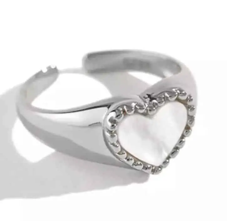 Product Afbeelding Vooraanzicht van onze prachtige nieuwe ring uit de verstelbare ringen collectie. Deze ring is verstelbaar en gemaakt van 925 sterling zilver. Het hart heeft een parelmoersteen en kleine rondjes rondom het hart.