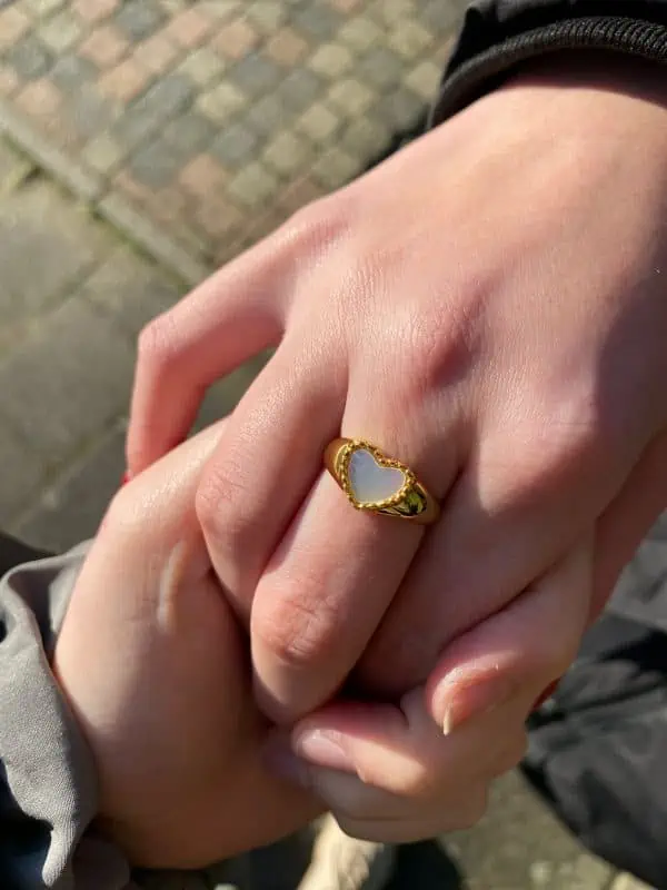 Product Sfeer Afbeelding Bovenaanzicht van onze nieuwe verstelbare ring. Met parelmoer hart in de vorm van een hart met ballen. De ring is gemaakt van 925 sterling zilver met een gouden laagje. De ring is verstelbaar.