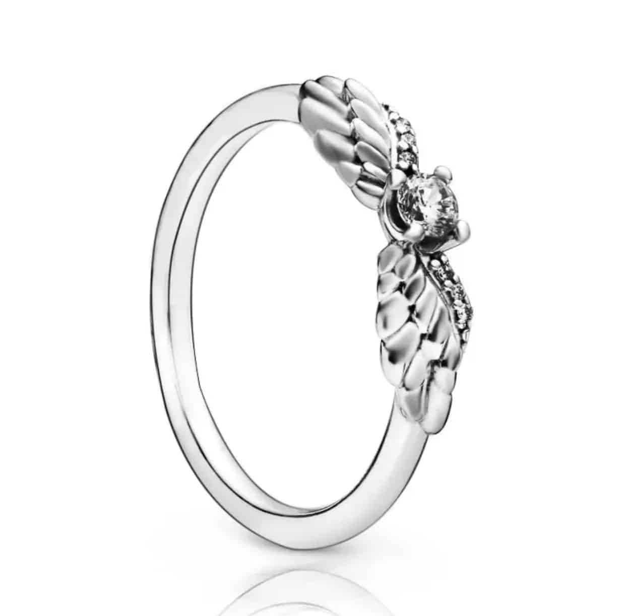 Product Afbeelding Vooraanzicht van onze prachtige vleugel ring uit de ringen collectie. Deze vleugel ring klein is gemaakt van 925 sterling zilver met in het midden een zirkonia steen. De vleugels zijn ingegraveerd voor het vleugles effect. Verkrijgbaar in verschillende maten.