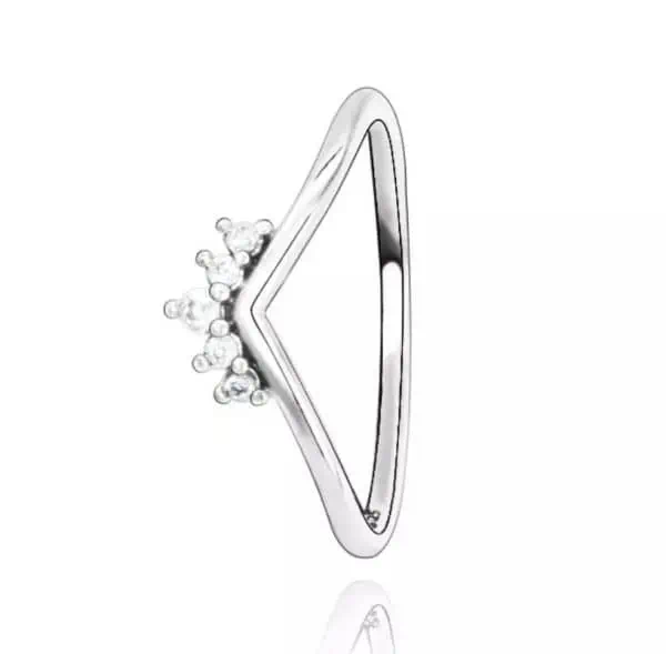 Product Afbeelding Voorzijde van onze prachtige wishbone ring. Deze ring met kroon en 5 zirkonia stenen is gemaakt van 925 sterling zilver.