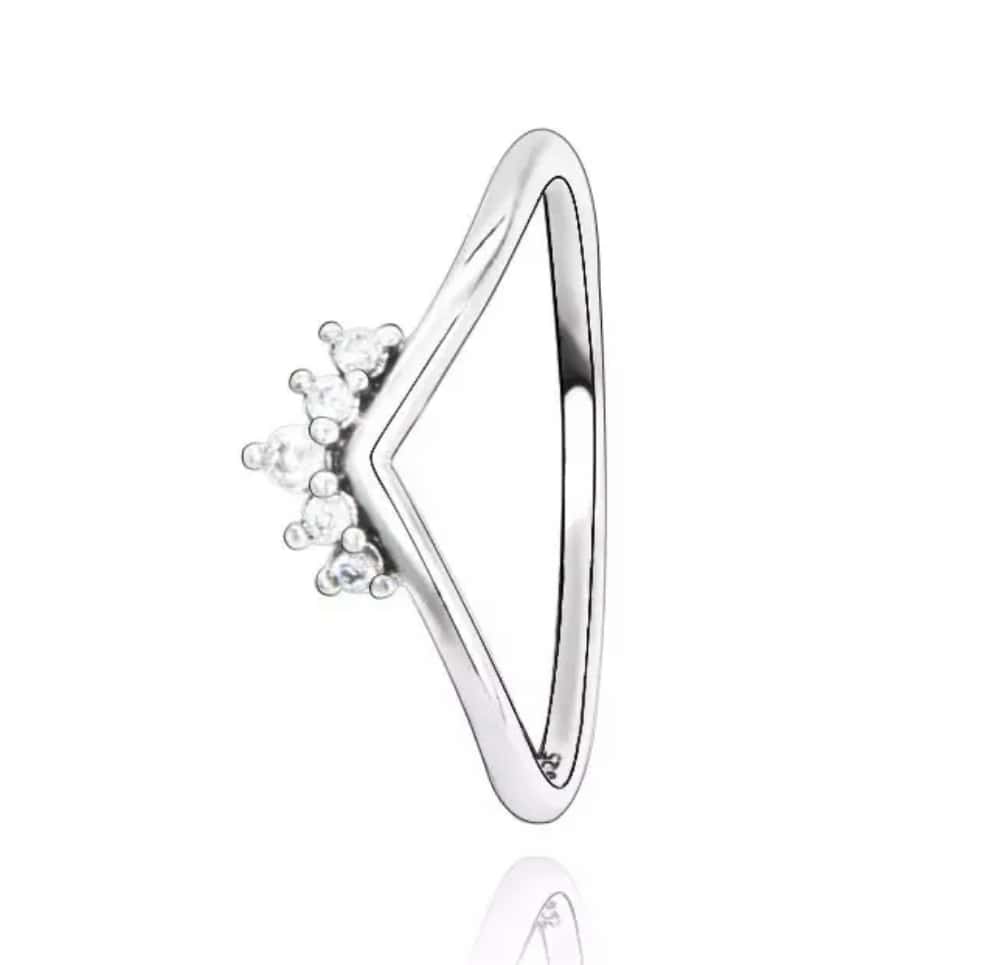 Product Afbeelding Voorzijde van onze prachtige wishbone ring. Deze ring met kroon en 5 zirkonia stenen is gemaakt van 925 sterling zilver.