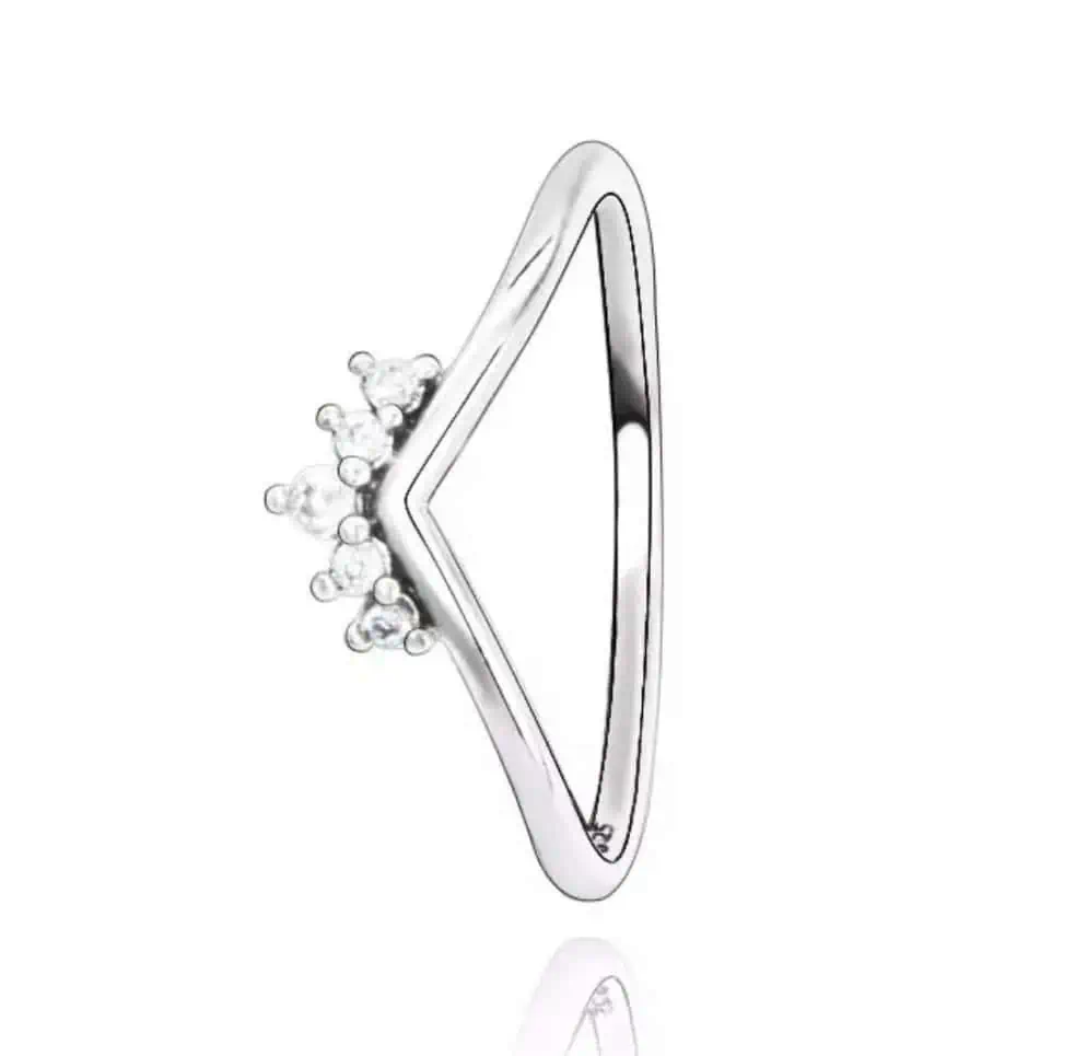 Product Afbeelding Voorzijde van onze prachtige wishbone ring. Deze ring met kroon en 5 zirkonia stenen is gemaakt van 925 sterling zilver.