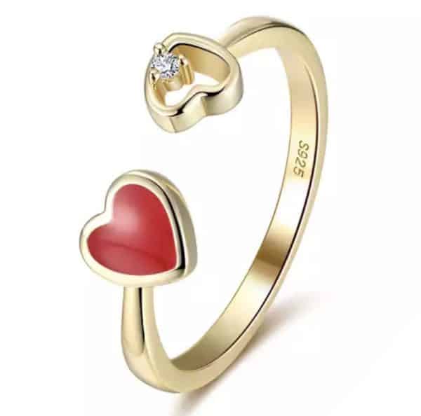 Product Afbeelding Vooraanzicht van onze prachtige ring dubbele hartjes. Deze ring is verstelbaar naar je eigen maat. Het eerste hart is bezet met een zirkonia en het tweede hartje heeft rode emaille. De ring is gemaakt van 925 sterling zilver met een laagje goud.