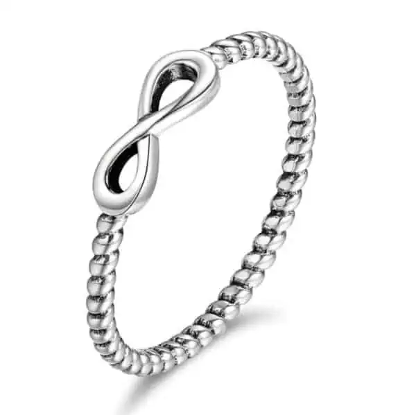 Product Afbeelding Vooraanzicht van onze prachtige infinity ring klein. Deze ring heeft een klein infinity teken aan de bovenkant van de ring en is gemaakt van 925 sterling zilver. De ring heeft een draai effect en is verkrijgbaar in verschillende maten.
