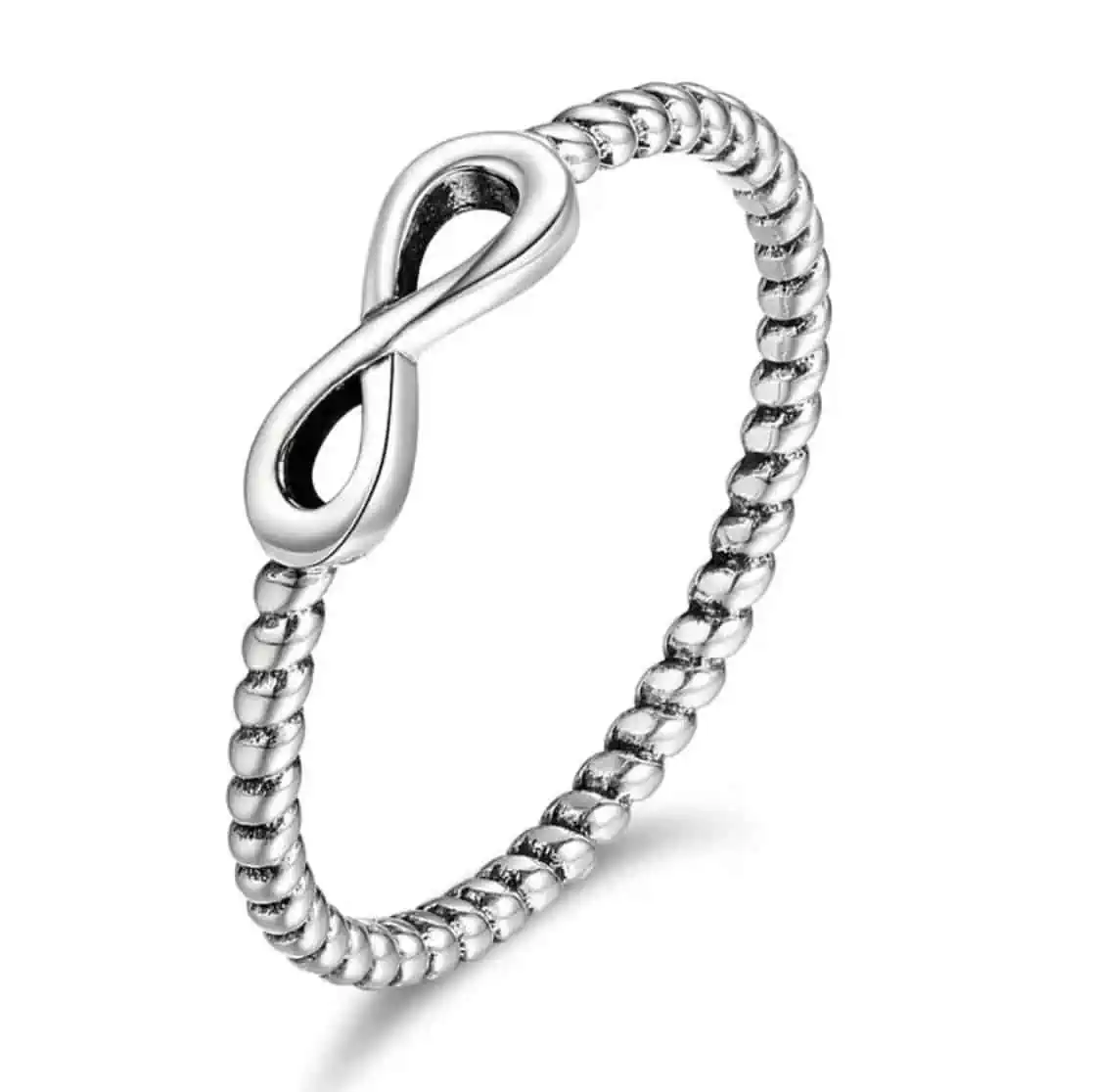 Product Afbeelding Vooraanzicht van onze prachtige infinity ring klein. Deze ring heeft een klein infinity teken aan de bovenkant van de ring en is gemaakt van 925 sterling zilver. De ring heeft een draai effect en is verkrijgbaar in verschillende maten.