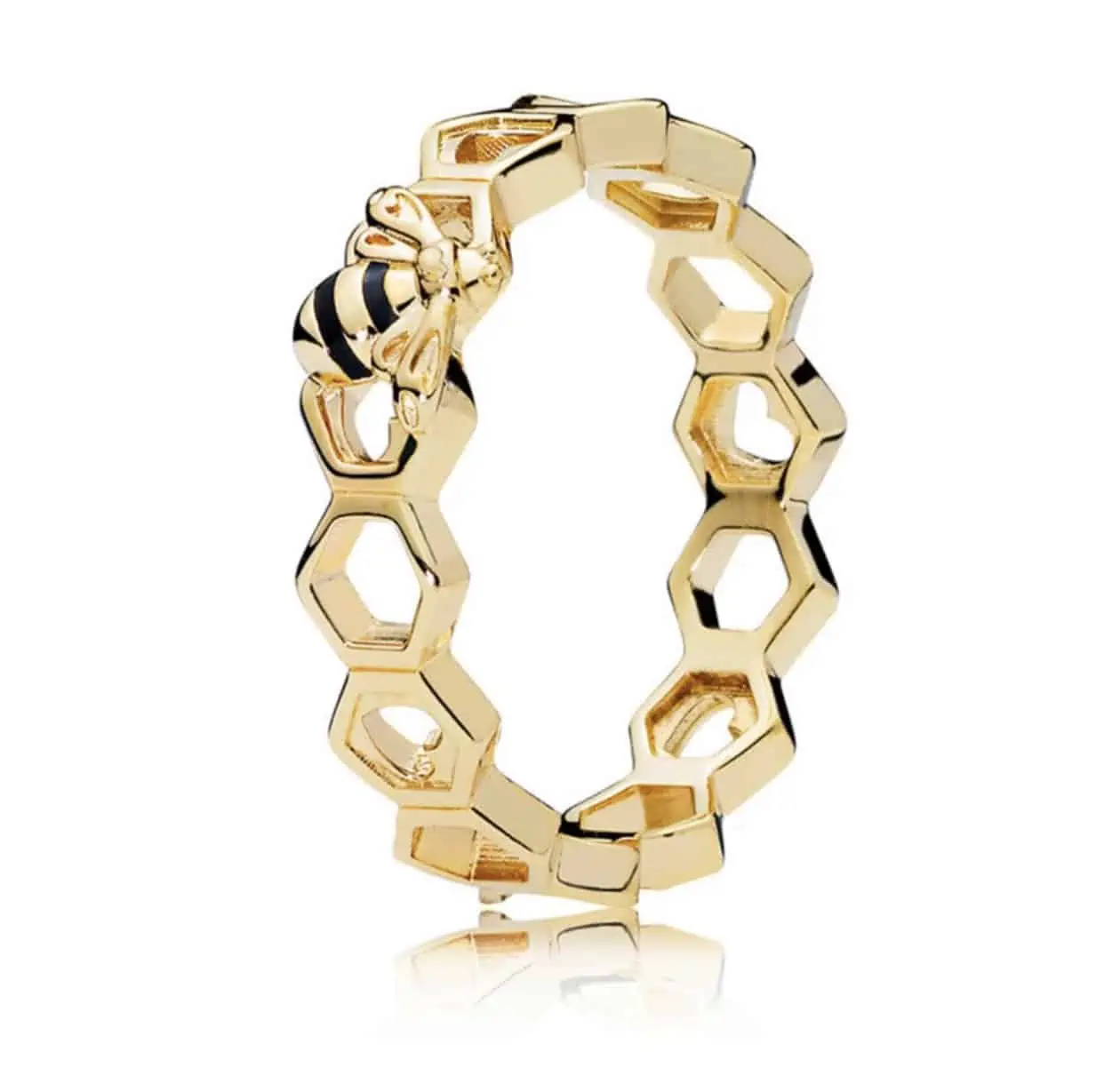 Product Afbeelding Vooraanzicht van onze prachtige ring bij. Deze ring is gemaakt van 925 sterling zilver met een laagje 14 karaat goud. De ring is opengewerkt in de vorm van een honinggraat. Bovenop zit een bij met zwarte emaille en goud.
