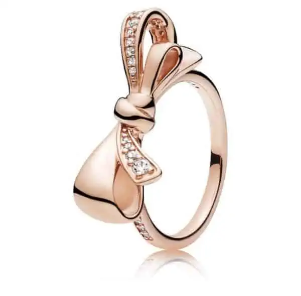 Product Vooraanzicht van onze prachtige statement ring rose. Deze ring uit ons prachtige ringen collectie is gemaakt van 925 sterling zilver met een laagje rose goud. Half ingelegd met zirkonia steentjes.