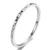 Product Afbeelding Vooraanzicht van onze prachtige spiegel effect ring smal uit de collectie ringen in verschillende maten. Deze ring is gemaakt van 925 sterling zilver en heeft geslepen spiegel vlakjes.
