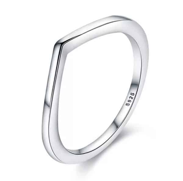 Product Afbeelding Vooraanzicht van onze prachtige v-vorm ring glad uit de collectie ringen. Deze simple ring is gemaakt van 925 sterling zilver en in verschillende maten verkrijgbaar. De bedel is gepolijst en stapelbaar met de andere v vorm ringen.