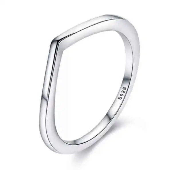 Product Afbeelding Vooraanzicht van onze prachtige v-vorm ring glad uit de collectie ringen. Deze simple ring is gemaakt van 925 sterling zilver en in verschillende maten verkrijgbaar. De bedel is gepolijst en stapelbaar met de andere v vorm ringen.