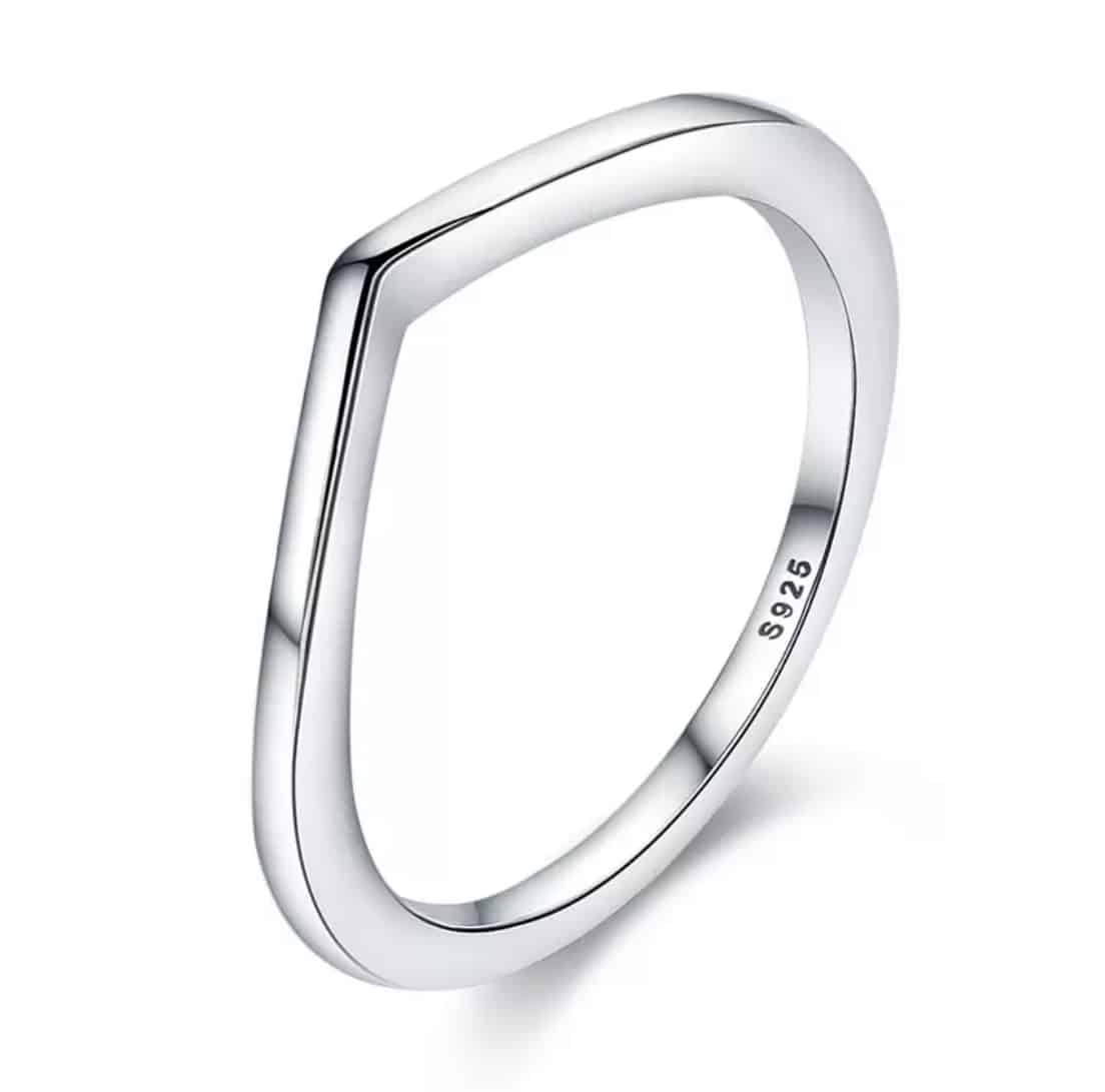 Product Afbeelding Vooraanzicht van onze prachtige v-vorm ring glad uit de collectie ringen. Deze simple ring is gemaakt van 925 sterling zilver en in verschillende maten verkrijgbaar. De bedel is gepolijst en stapelbaar met de andere v vorm ringen.