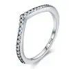 Product Afbeelding Vooraanaanzicht van onze prachtige V vorm ring. Deze ring in de vorm van een v heeft bovenin allemaal bolletjes. Deze ring is in verschillende maten verkrijgbaar en gemaakt van 925 sterling zilver.