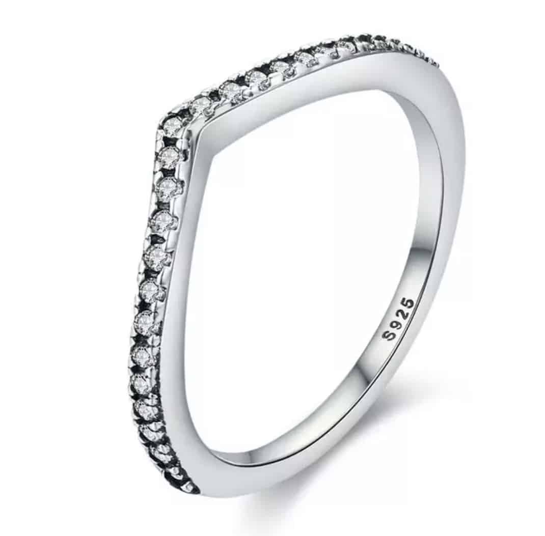 Product Afbeelding Vooraanzicht van onze prachtige ring uit de ringen collectie. Deze v vorm ring met zirkonia is gemaakt van 925 sterling zilver en de v-ring is ook verkrijgbaar in verschillende maten.