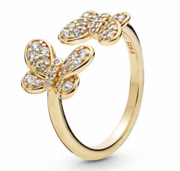 Product Afbeelding Voor en Zijaanzicht van onze prachtige gouden vlinder ring. Deze ring gemaakt van 925 sterling zilver heeft twee vlinders die naar elkaar toevliegen helemaal ingelegd met zirkonia. Een laagje met 14 karaat goud, verkrijgbaar in verschillende maten.