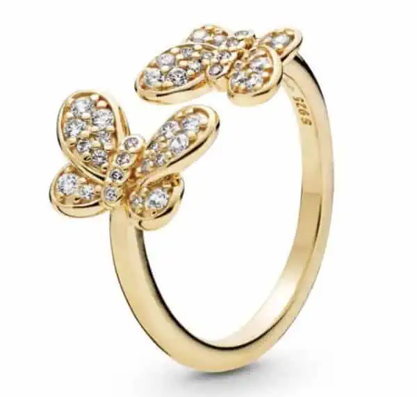Product Afbeelding Voor en Zijaanzicht van onze prachtige gouden vlinder ring. Deze ring gemaakt van 925 sterling zilver heeft twee vlinders die naar elkaar toevliegen helemaal ingelegd met zirkonia. Een laagje met 14 karaat goud, verkrijgbaar in verschillende maten.