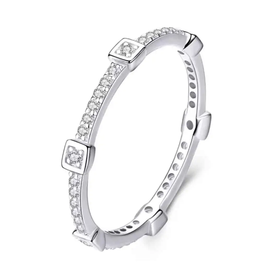 Product Afbeelding Vooraanzicht van onze prachtige ring met vierkante steentjes. De ring is gemaakt van 925 sterling zilver en rondom bezet met zirkonia stenen. Tussendoor met grote vierkante steentjes. Verkrijgbaar in verschillende maten.