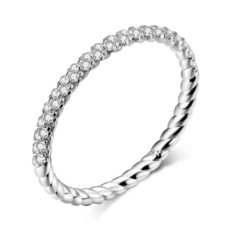 Product Afbeelding Vooraanzicht van onze prachtige twist ring uit de ringen collectie. Deze ring is gedraaid en voor de helft ingezet met zirkonia. Gemaakt van 925 sterling zilver en transparante steentjes. Verkrijgbaar in verschillende maten.