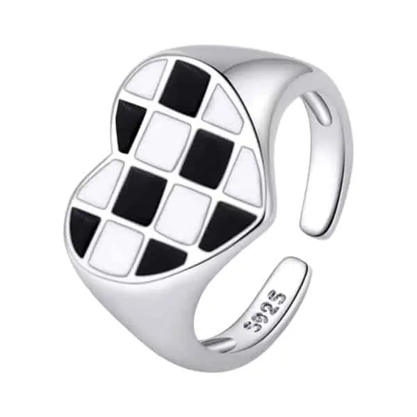 Product Afbeelding Vooraanzicht van onze prachtige nieuwe ring uit de collectie ringen. Deze ring met groot hart is verstelbaar. Binnen in de ring zit de finish vlag van zwarte en witte vierkante emaille. Voor een echte formule 1 fan.