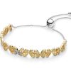 Product Afbeelding Vooraanzicht rondom van onze prachtige slidingarmband uit de armbanden collectie. Deze praktische sliding armband vlinders goud is verstelbaar tm 26 centimeter. De armband is gemaakt van 925 sterling zilver met een laagje goud. Het verstelbare deel is 925 sterling zilver.