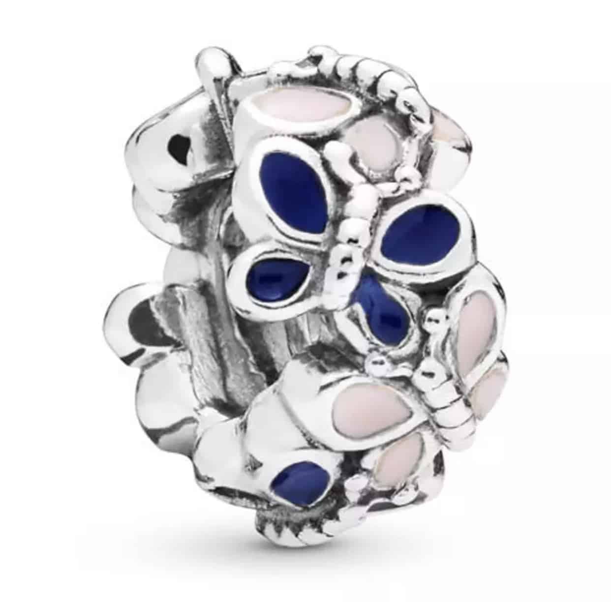 Product Afbeelding Voor en Achterzijde van onze lieve vlinder spacer uit de spacers collectie. Deze spacer is gemaakt van 925 sterling zilver en blauwe en roze emaille. In de binnenkant zit een rubberen ring om de bedels op zijn plek te houden.