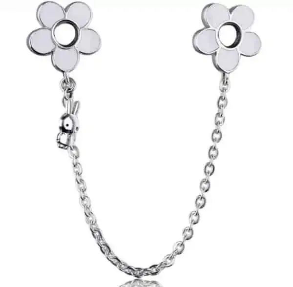 Product Afbeelding Vooraanzicht van onze nieuwe veiligheidsketting uit de nijntje collectie. Deze lieve safetychain is gemaakt in 2 maten. 5 cm en 8 centimeter. De witte bloemen van Dick Bruna zijn gemaakt van witte emaille en mogen allebei de kanten van je bedelarmband. Het kleine lieve nijntje lichaam gemaakt van 925 sterling zilver. Deze ketting voor de veiligheid is een eyecatcher aan je miffy armband