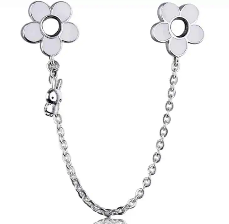 Product Afbeelding Vooraanzicht van onze nieuwe veiligheidsketting uit de nijntje collectie. Deze lieve safetychain is gemaakt in 2 maten. 5 cm en 8 centimeter. De witte bloemen van Dick Bruna zijn gemaakt van witte emaille en mogen allebei de kanten van je bedelarmband. Het kleine lieve nijntje lichaam gemaakt van 925 sterling zilver. Deze ketting voor de veiligheid is een eyecatcher aan je miffy armband