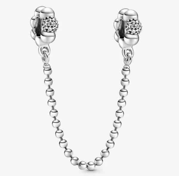 Vooraanzicht van onze veiligheidsketting bollen zilver. Deze safety chain is een echte eyecatcher aan je armband en nog multi functioneel ook. In een van de bollen zit zirkonia. Gemaakt van 925 sterling zilver
