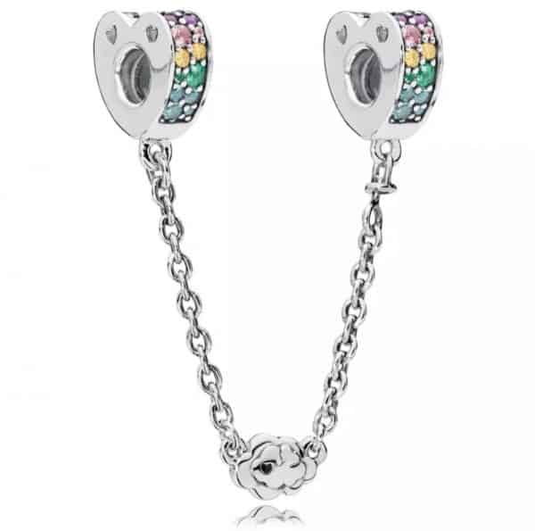 Vooraanzicht van onze nieuwe harten veiligheidsketting met multi colour zirkonia. Deze safety chain is een prachtige aanvulling op je armband om niet je bedels te verliezen. Beide hartjes zijn ingelegd met verschillende kleuren zirkonia. Gemaakt van 925 sterling zilver