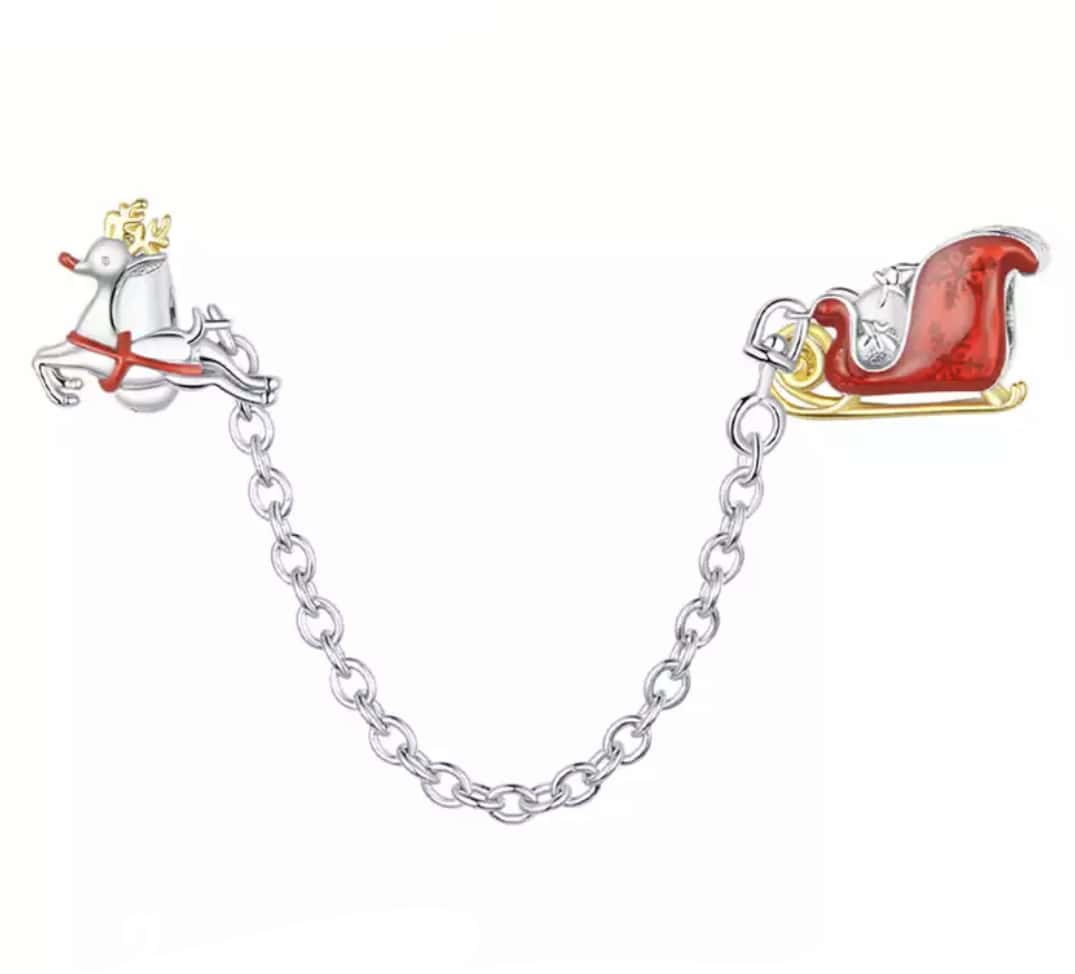 Product Afbeelding Voor en Achteraanzijde van onze kerst veiligheidsketting. Deze kerst bedel met slee en rendieren is gemaakt van 925 sterling zilver en rode emaille. De kerstman zit op de voorkant van de ketting.