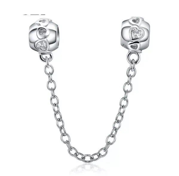 Product Afbeelding Voor en Achterzijde van onze veiligheidsketting rond met hartjes rondom. Deze veiligheidsketting zorgt ervoor dat je bedels niet van je armband afvallen en is gemaakt van 925 sterling zilver.