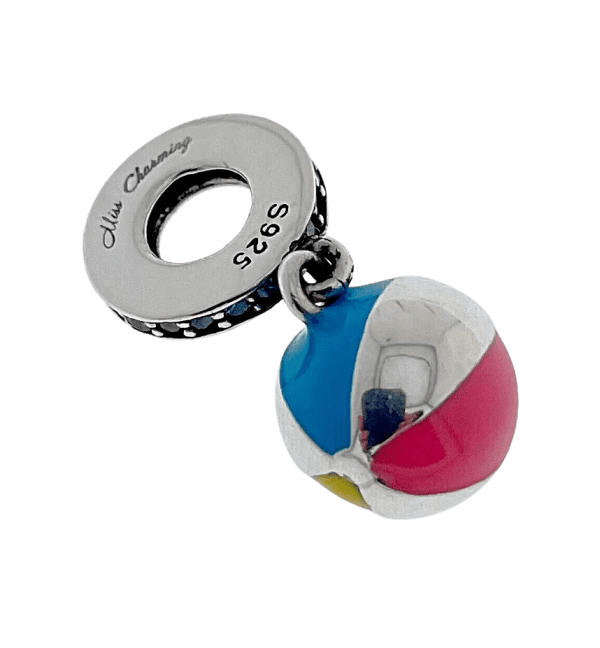 Product Afbeelding Vooraanzicht van onze prachtige strandbal. Deze strandbal met de 4 kleurenvlakken van blauw rood geel en groen is een klassieker. De bal voor op het strand is gemaakt van 925 sterling zilver en heeft 3 kleuren emaillen die de bal onderscheiden van een gewone bal naar een strandbal!