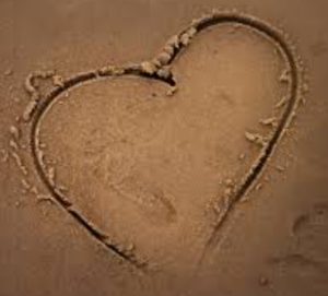 Productafbeelding van onze blog zilveren hartbedels voor liefde en genegenheid. Deze foto geeft de romantiek weer. Deze foto laat de liefde voor hart bedels zien van Bedel.Shop.