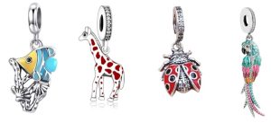 Product Afbeelding van onze prachtige gekleurde dieren uit de zilveren dierenbedels. Deze lieve angel vis, giraffe, lieveheersbeestje en papegaai. Omarm de natuur om zijn symboliek speciaal met deze vrolijke bedels in de blog van bedel.shop