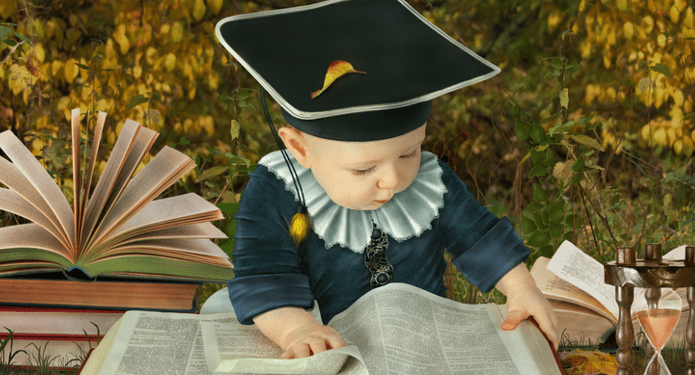 Afbeelding Slider van onze blog geslaagd. Deze foto geeft een kindje weer met een geslaagd hoedje op. Bezig met studeren voor zijn diploma. De boeken geven weer hoeveel die moet leren.