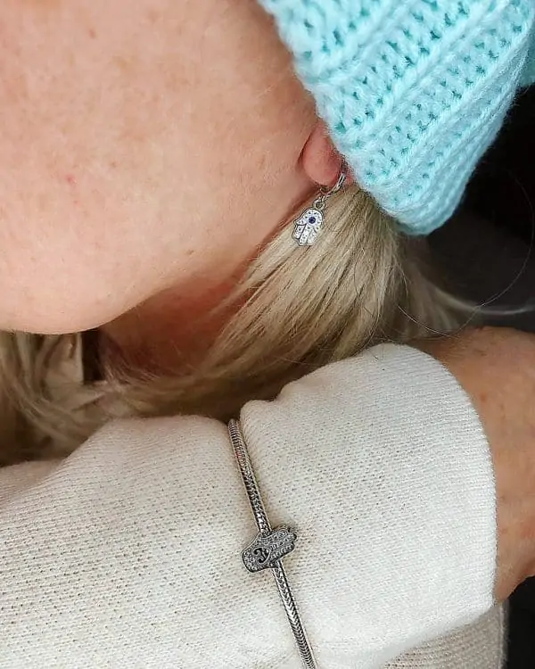 Mooie gedetailleerde sfeerfoto van onze prachtige hamsa hand bedel. Deze mooie bedel is volledig ingelegd met zirkonia aan beide kanten. Het hart in het midden van de hand van fatima is gebaakt van zilver en emaille. Uiteraard is de bedel gemaakt van 925 sterling zilver.